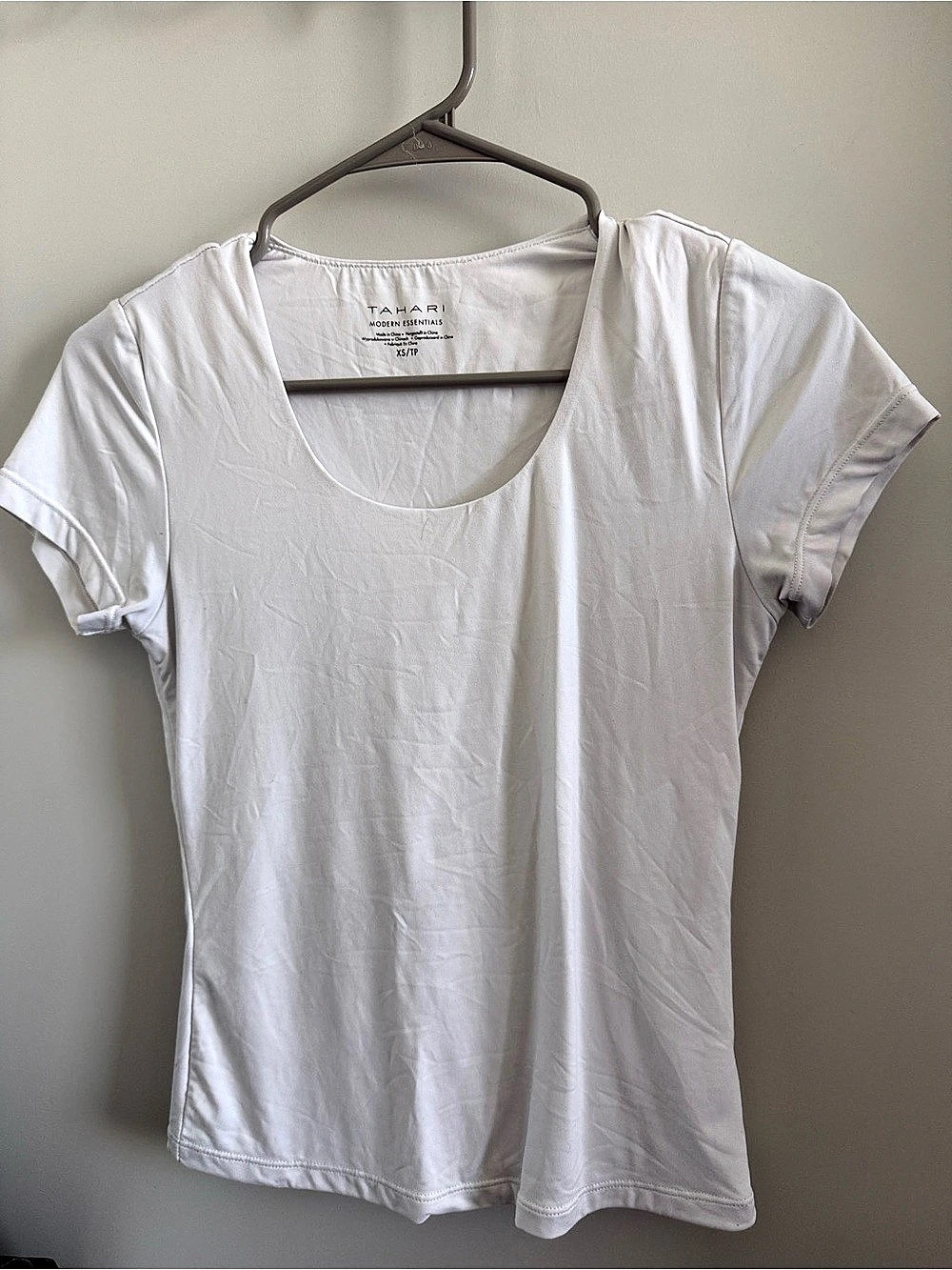 Tahari Short Sleeve Scoop Neck Tee in White Size XS Like New